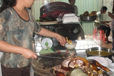 'Mang vạ khi để chó cảnh liếm vào tay' 